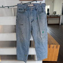 Load image into Gallery viewer, PA 2000's Levi's 550 Relaxed Light Wash Jeans fits 34x28" (paint stains)