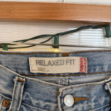 Load image into Gallery viewer, PA 2000's Levi's 550 Relaxed Light Wash Jeans fits 34x28" (paint stains)