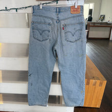 Load image into Gallery viewer, PA 2000's Levi's 550 Relaxed Light Wash Jeans fits 34x28" (paint stains)