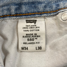 Load image into Gallery viewer, PA 2000's Levi's 550 Relaxed Light Wash Jeans fits 34x28" (paint stains)